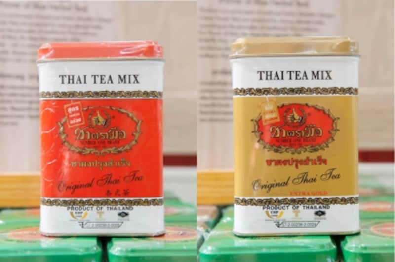 レトロなデザインの缶に入ったタイティー（ティーバッグ50袋入り） undefined各130バーツ（約400円）