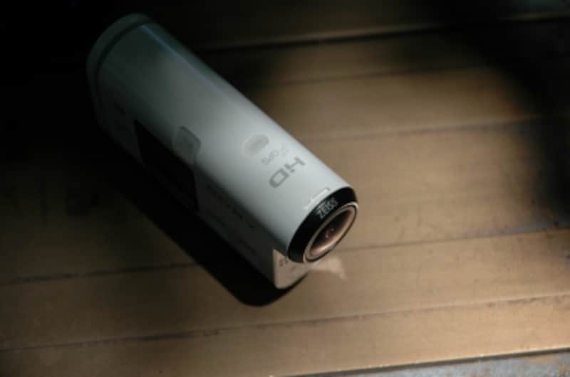 レンズがちょっと出目状態。このままでは触れたり傷になるのが不安