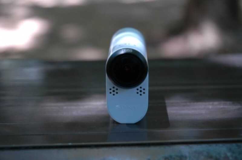 レンズ下にはマイクがステレオは位置されている