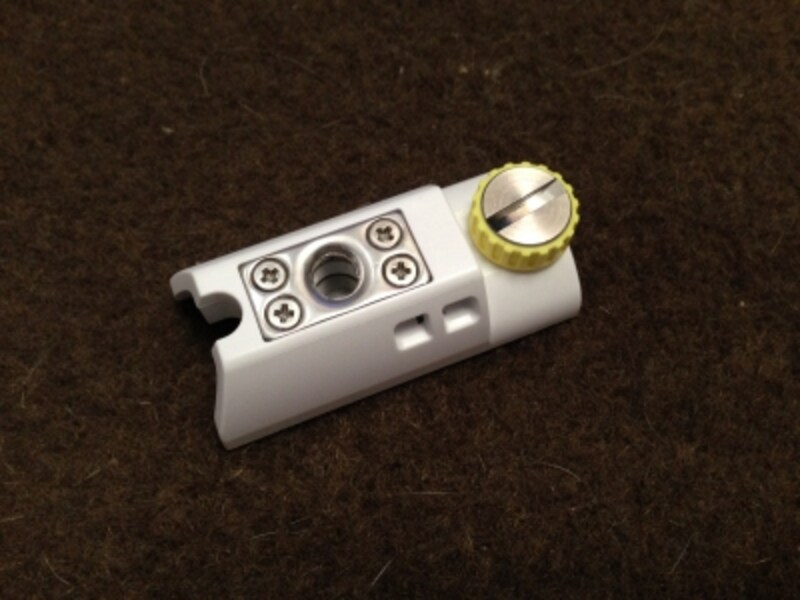 三脚用のアタッチメントが付属している