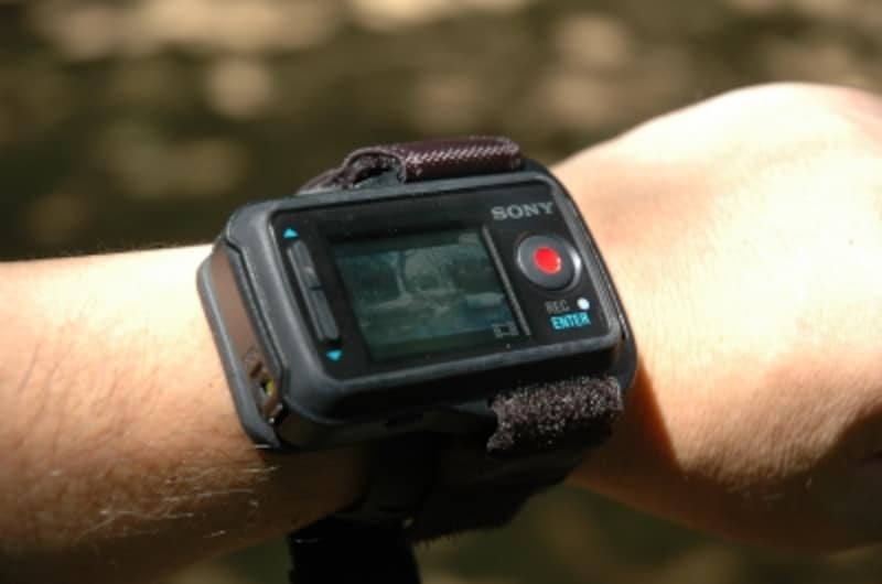 腕などに装着して利用する