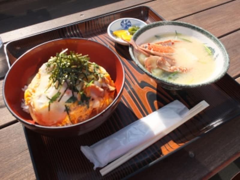 江ノ島名物「江ノ島丼」。特製の出汁で煮た刻んだサザエの身を卵で綴じたアツアツのどんぶり