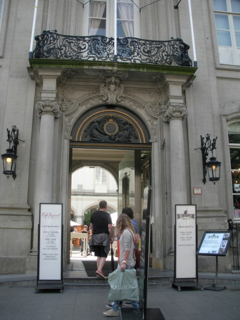 しゃれたカフェやチョコショップが入っている