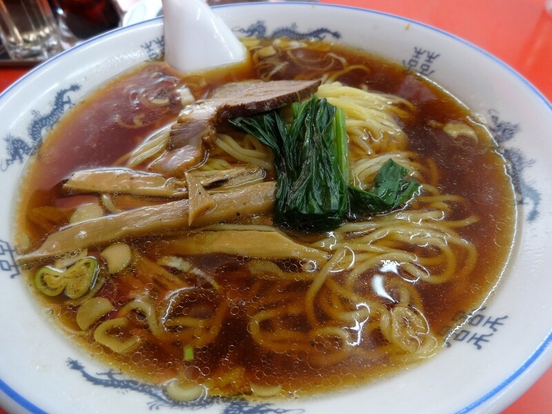 エッジが効いた醤油スープだ。旨い！