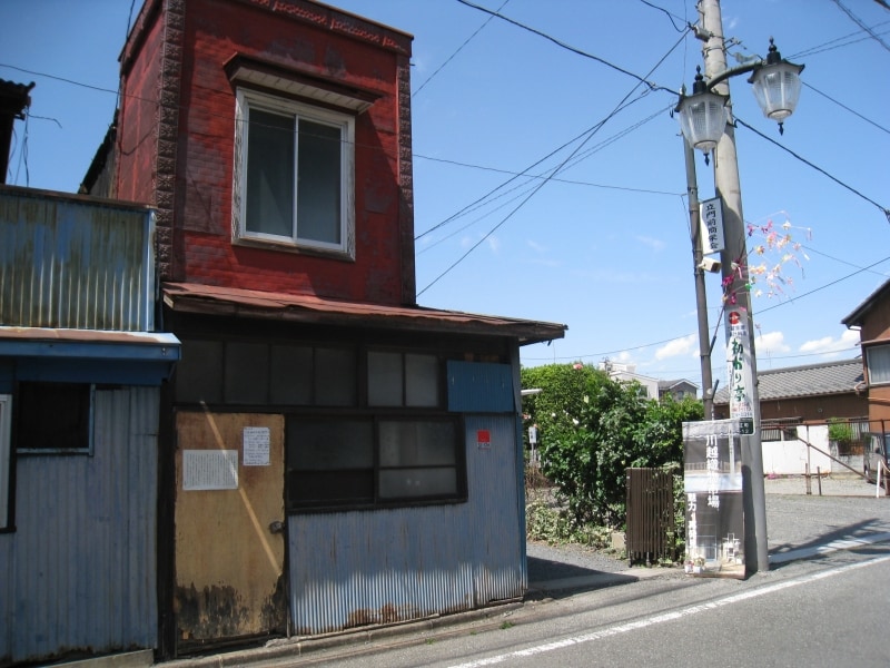 旧川越織物市場入口。この小道に入っていく