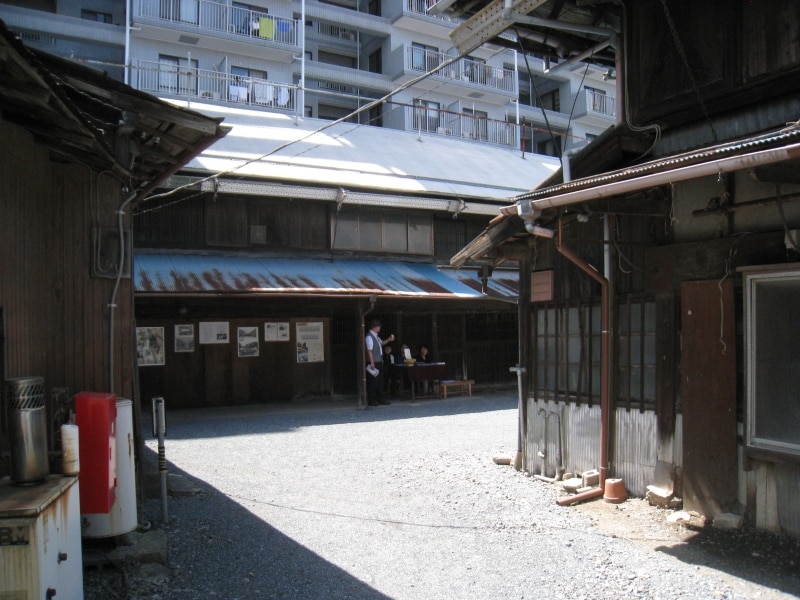 さらに進むと二階建ての長屋が見えてきます！