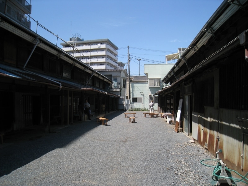 向かい合わせの長屋。