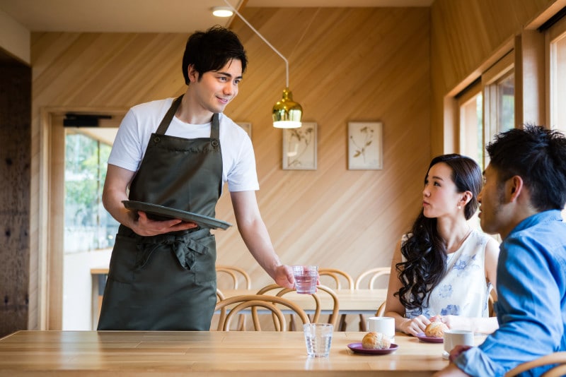 本物のいい男の特徴:食事の場面は、彼の“威張り度チェック”にぴったり