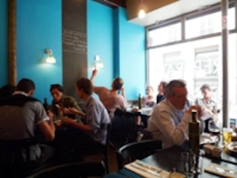 明るい雰囲気の小さなビストロ