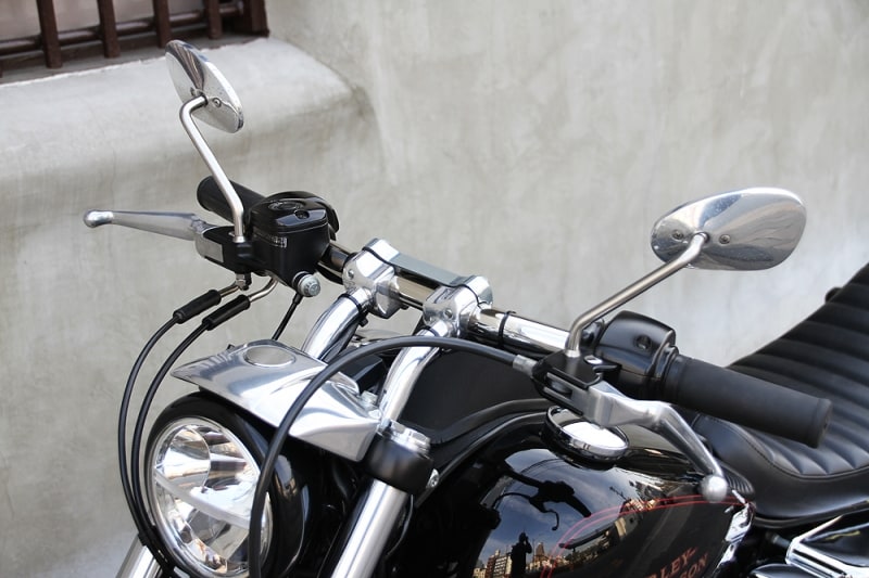 ハンドルやシートを換えるだけでも乗り味は激変します。