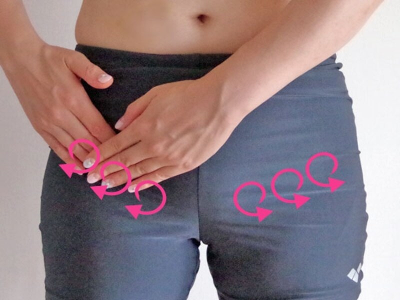 そけい部を押しまわす