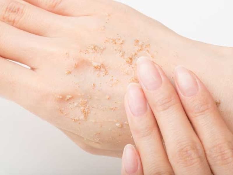 手の甲にゴマージュを広げます