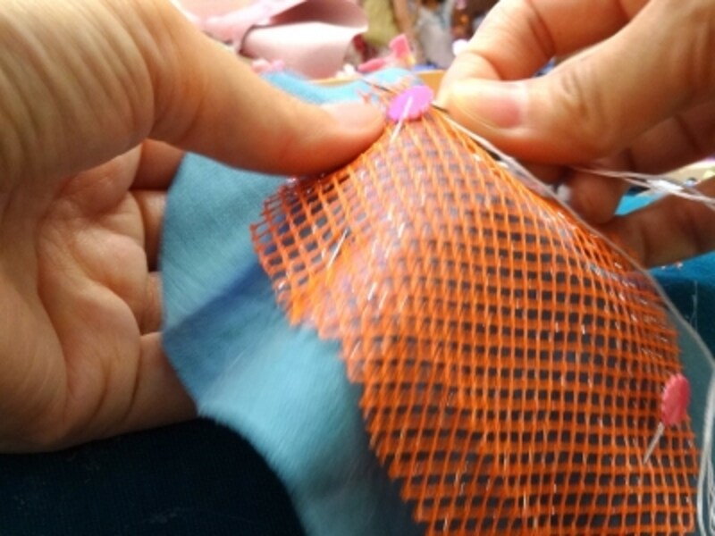 型紙を元に、布を切り、チクチク縫っていきます