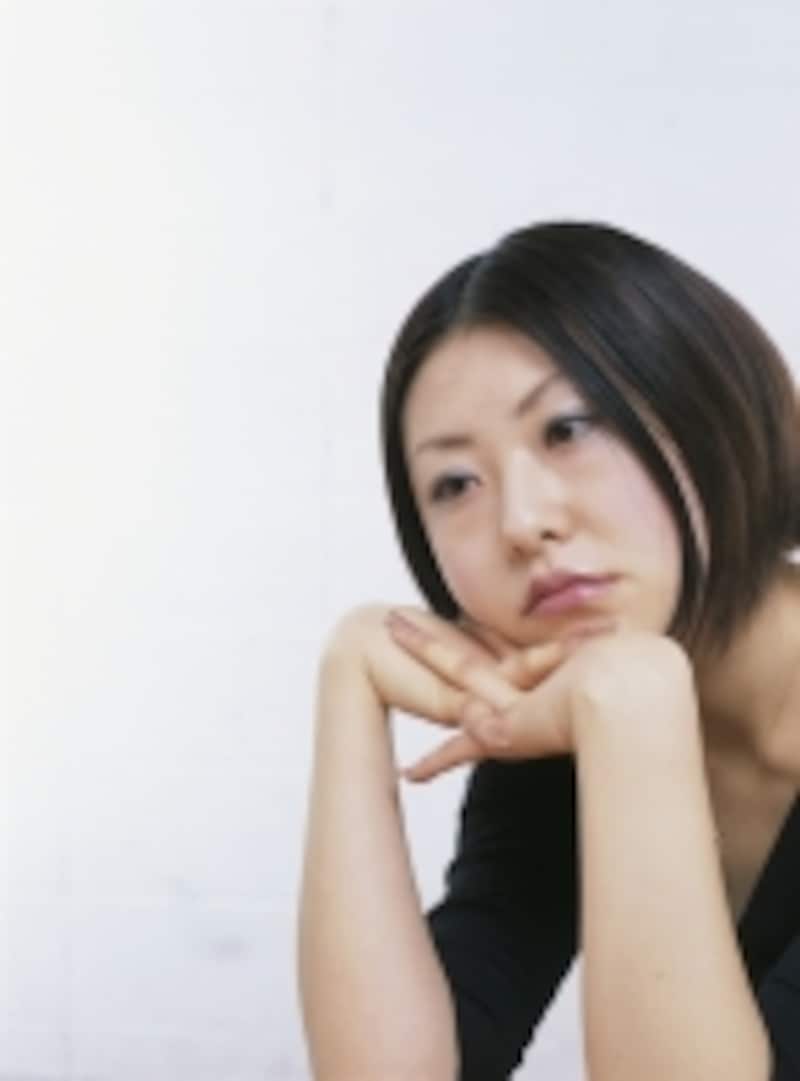 考える女性