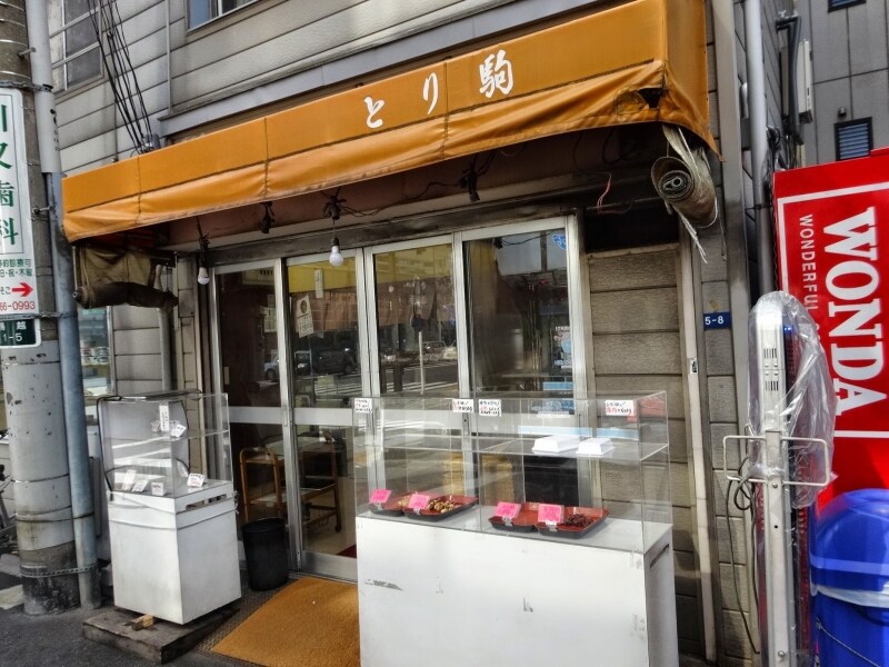 店内ではお惣菜などが売られている