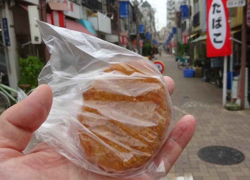 手の中にすっぽり入るコロッケ