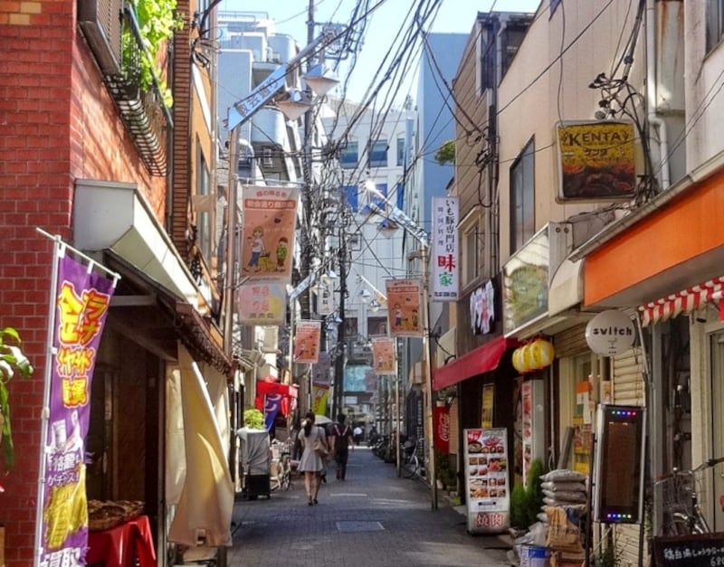 約90のお店が300ｍの商店街にある