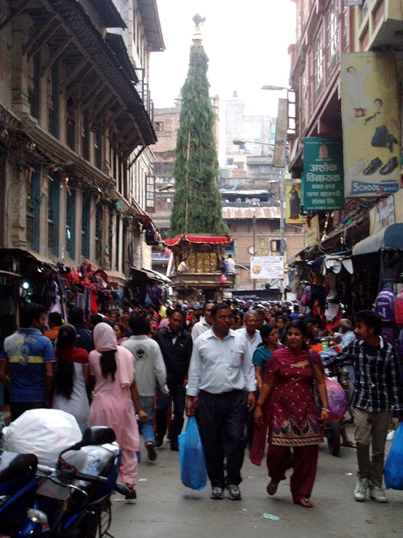 祭りで賑わうローカルバザール