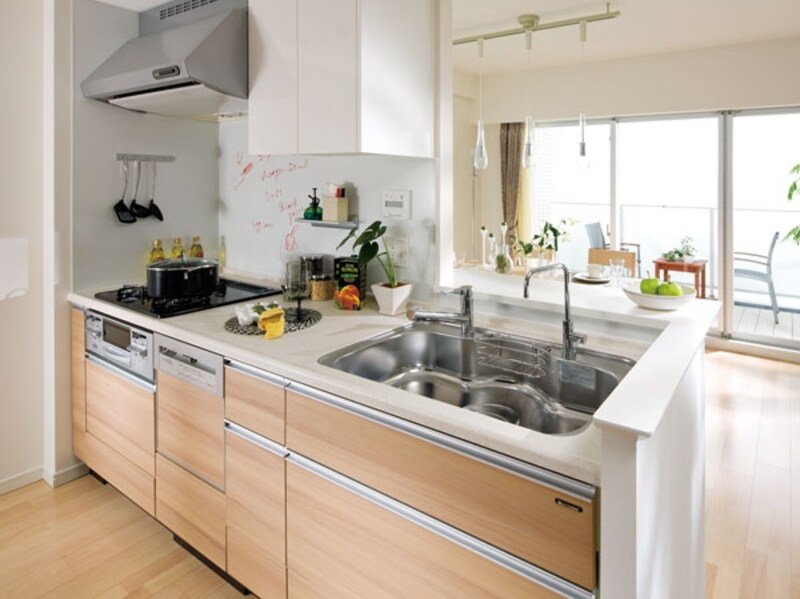 セミオープンのカウンターキッチン。お母さんの視線にも配慮し、子供を見ながら料理もできる