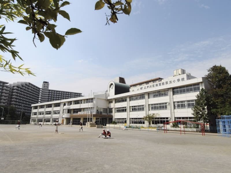 徒歩1分にある南葛西第三小学校。子供の通学も安心だ