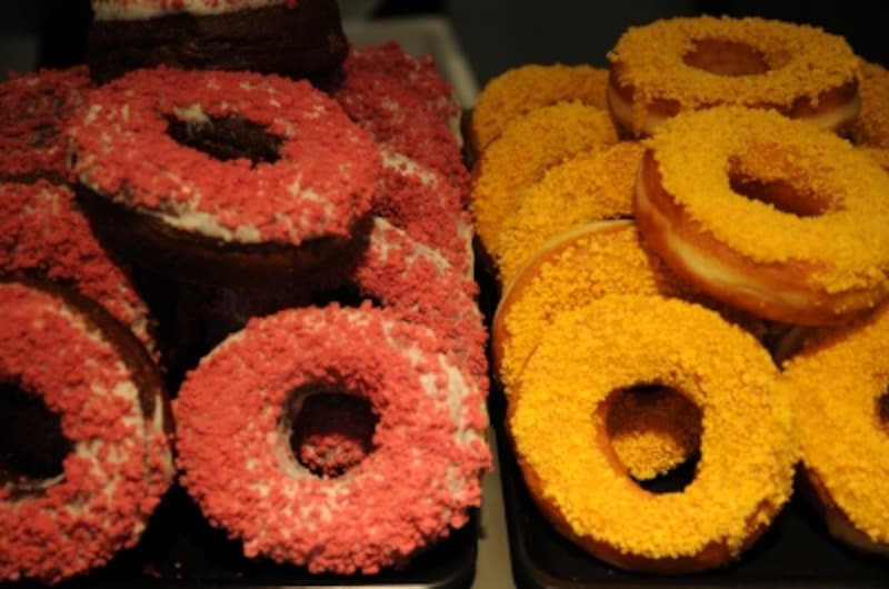 カラフルなドーナツが目を惹く