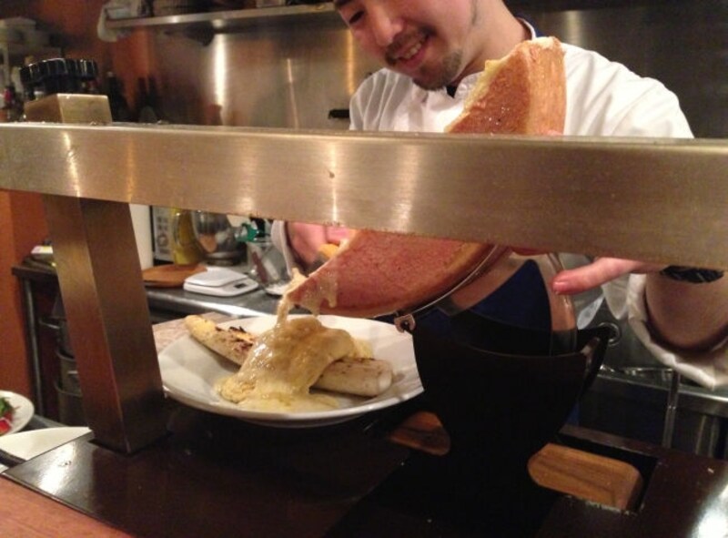 スブリさん名物、ラクレット。目の前で仕上げてくれるカウンター席がおすすめ！