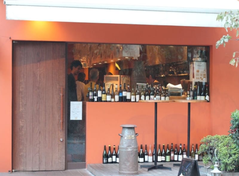 暖かみのあるお店の外観