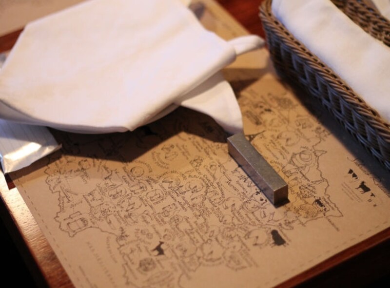 プレイスマットはフランスチーズマップになっていて、とても勉強になります！