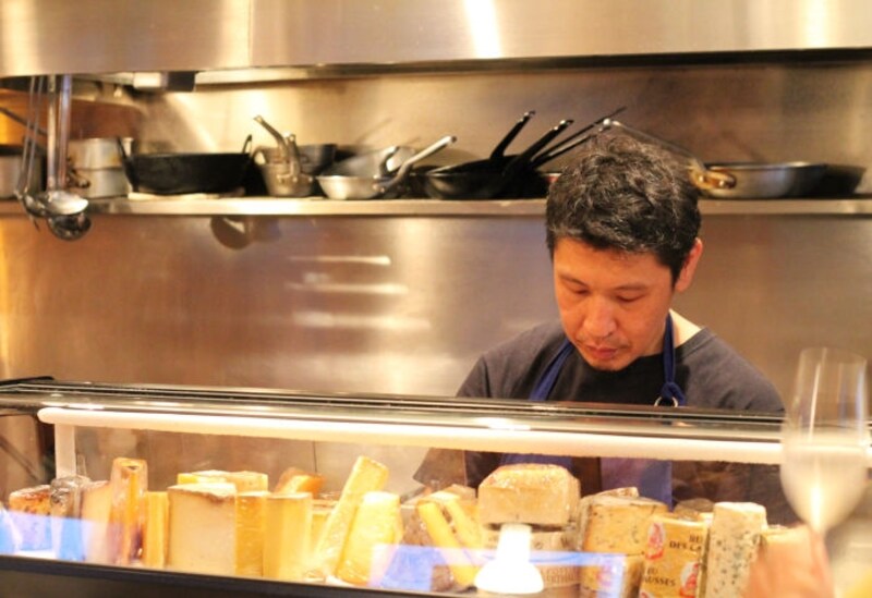 真剣に料理を作るシェフ。チーズ越しにシェフの仕事を見られるのもカウンター席の醍醐味です。