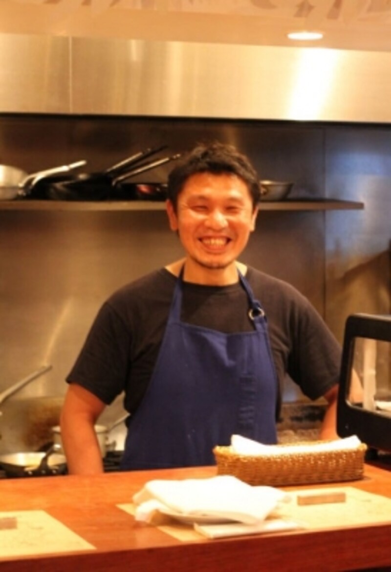 料理中の顔つきは真剣そのもの。でも、喋る時はいつも弾ける笑顔の吉田さん