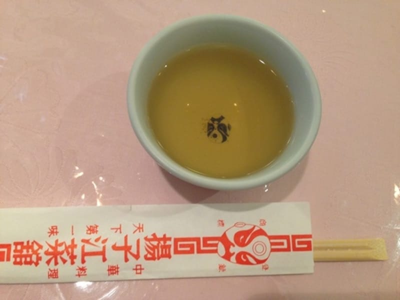 食器類や箸袋には京劇のキャラクターが