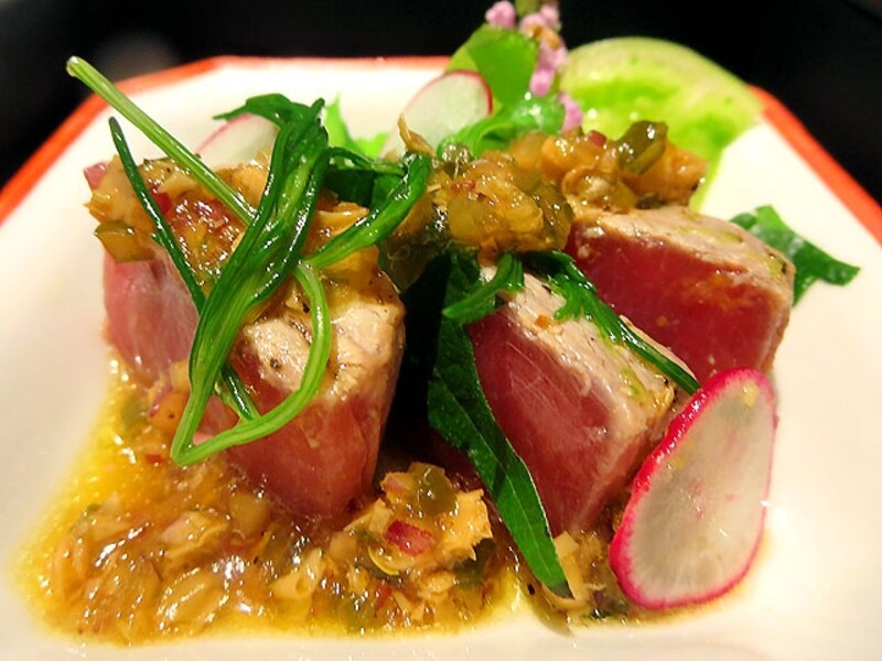 生鮪の軽い網焼&nbsp;グリーン野菜のサラダとともに
