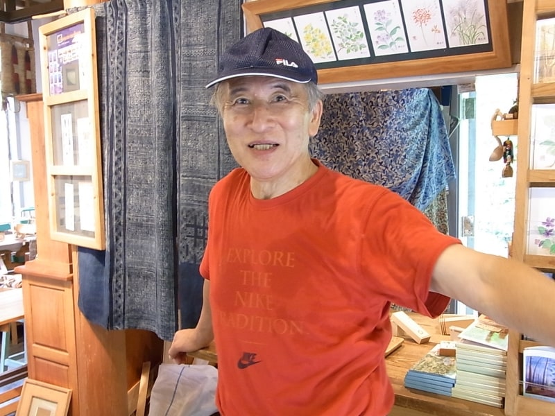 「森のささやき」の店主