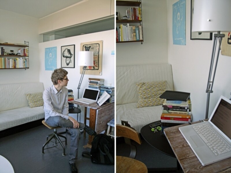 必要最小限の家具はIKEAで購入。後ろに見えるのはEXARBY 3人掛けソファベッド（1万6900円）。書斎代わりのデスクは実家から持ってきたもので、エクステンション可能。論文執筆のときなどは、広げて使います