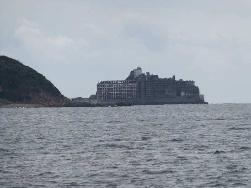 中ノ島の向こうに軍艦島の島影が見えます