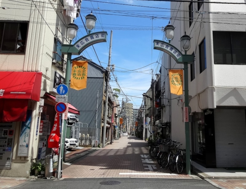 通りはれんが色の道路になっている