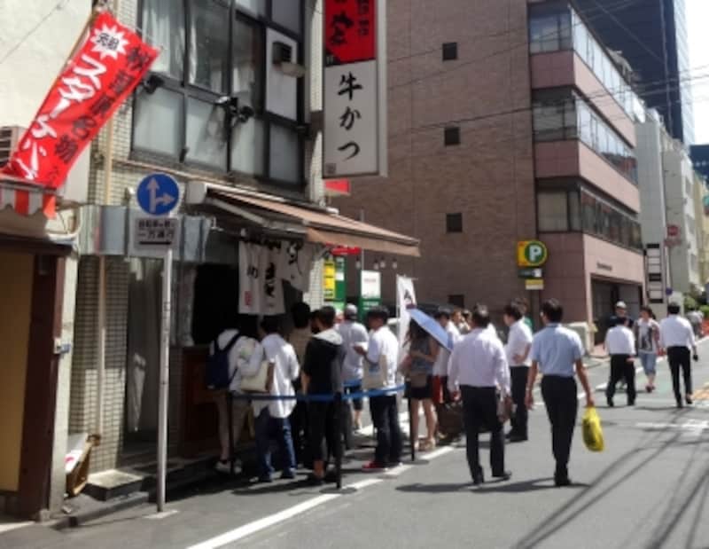 暖簾は1階にあるが地下にお店はある