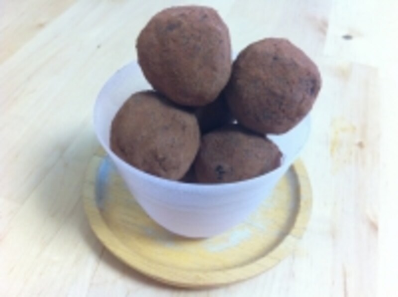 カカオパウダーとナッツで作る、パレオチョコレートボール