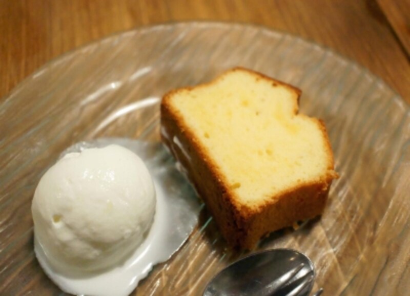 淡路島の有機レモンを使ったパウンドケーキと、自家製ミルクのジェラート
