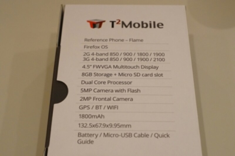 パッケージに書かれているスペックです。デュアルSIM仕様で、対応周波数が明記してあります。