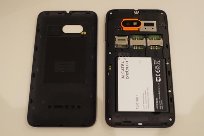 本体にバッテリーを入れたところ。バッテリー容量は1800mAh。