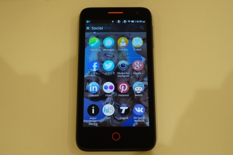 フォルダー機能があり、ジャンル毎にアプリを収納できます。ソーシャルアプリなど、一通り揃っている印象です。