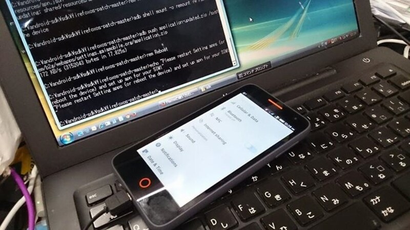 OSの書き換えやアップデートの適用はパソコンのコマンド画面よりUSB接続で実施します。