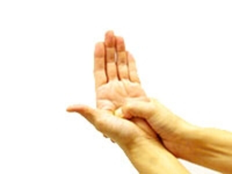 親指と人差し指の付け根を、呼吸に合わせて3回押す