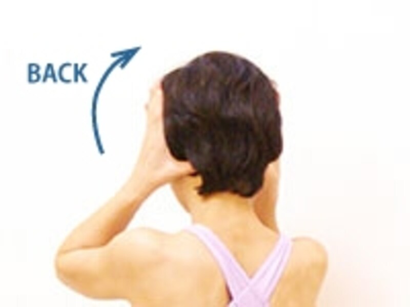 首の付け根に母指を当て、頭部を後方に倒して圧迫