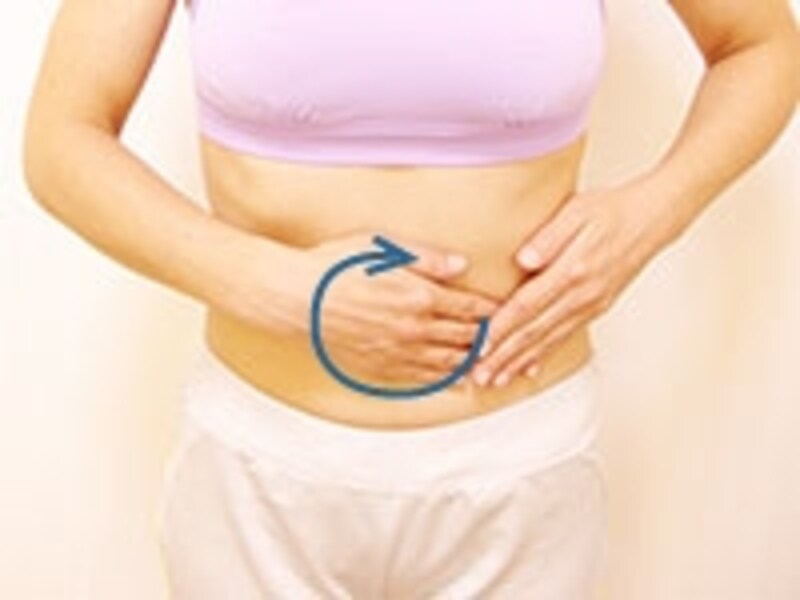 臍を中心に、掌で大きく右回りに円を描く