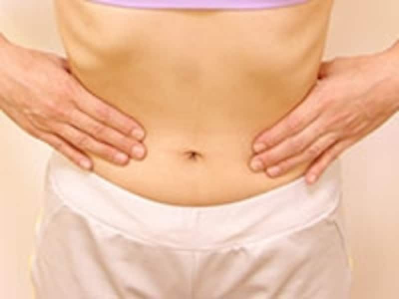 臍から左右に指2本分離れた場所に掌を軽く置いて、ゆっくりと3呼吸