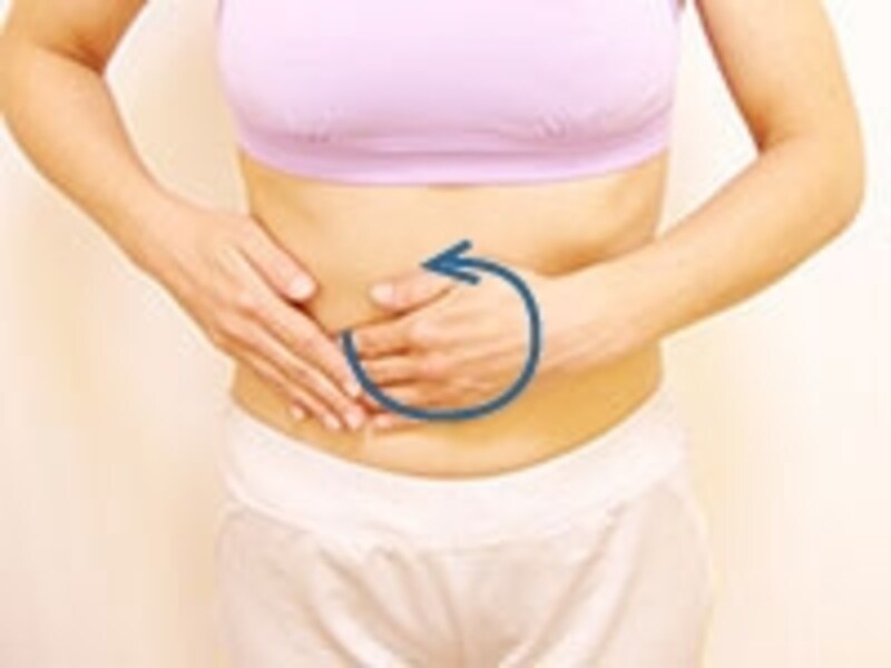 臍を中心に、掌で大きく左回りに円を描く