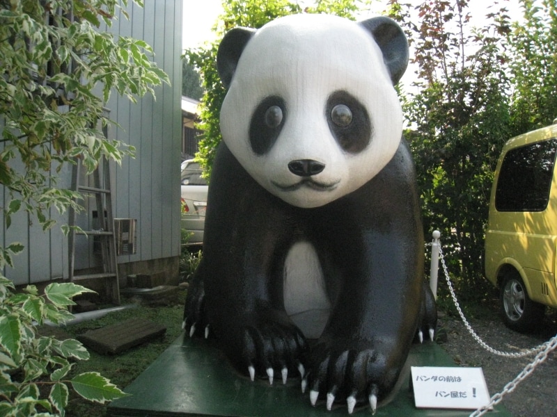 ベーカリー楽楽の前にはパンダ。「パン屋の前はパンダ」ですって。