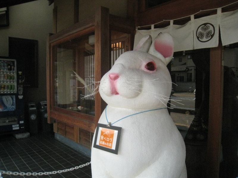 和菓子の「道灌」店舗前にはうさぎ！